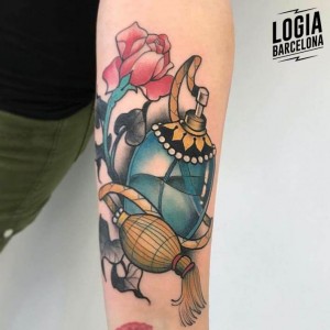tatuaje-brazo-perfume-flores-logia-tattoo-stefano-giorgi 